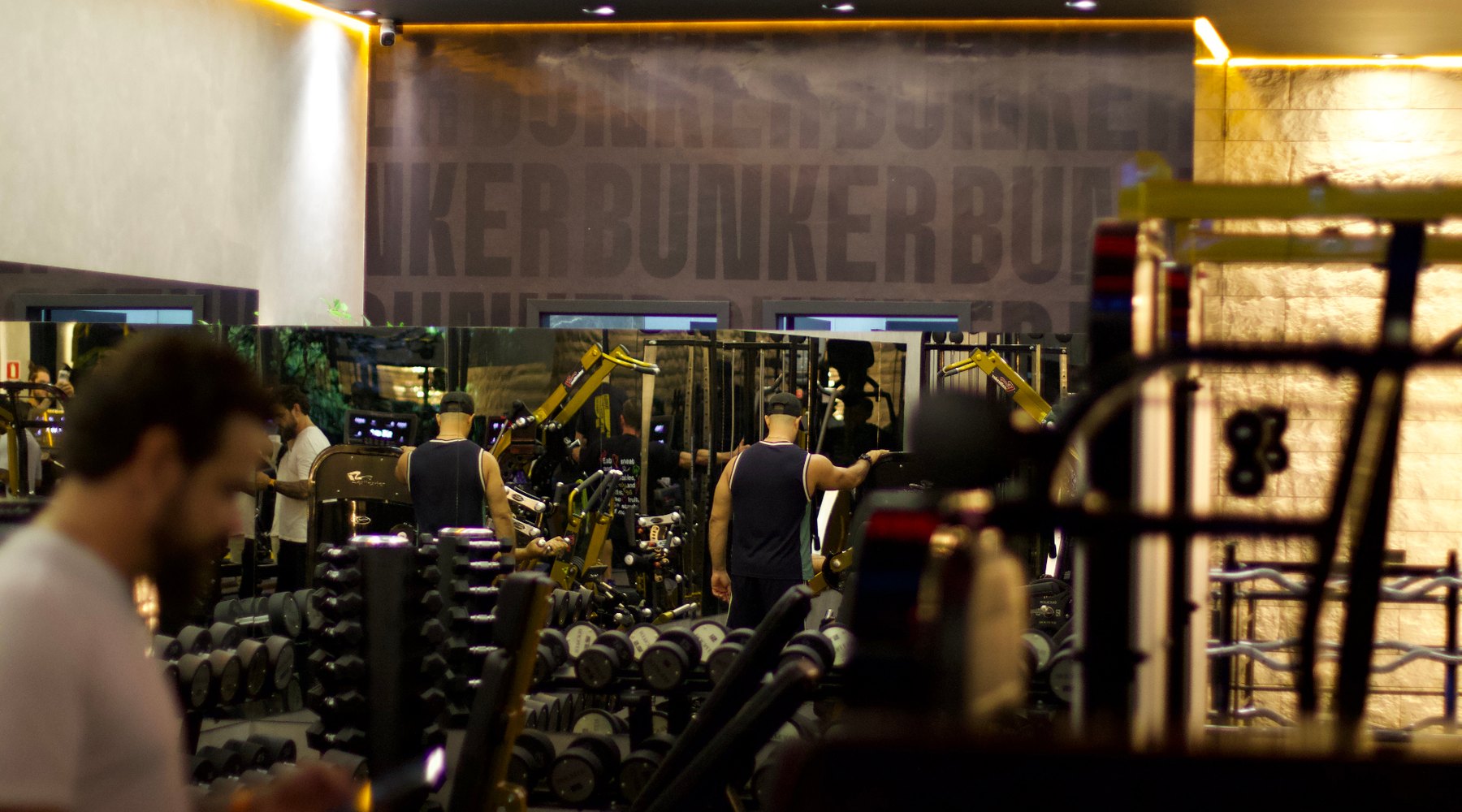 Salão principal da academia Iron Bunker iluminado